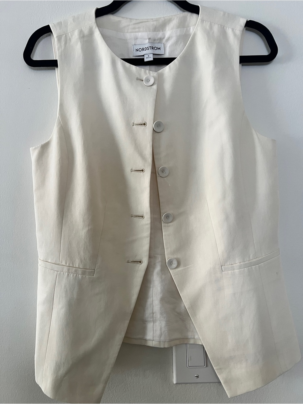 Nordstrom Sleeveless Button-Front Vest in Cream